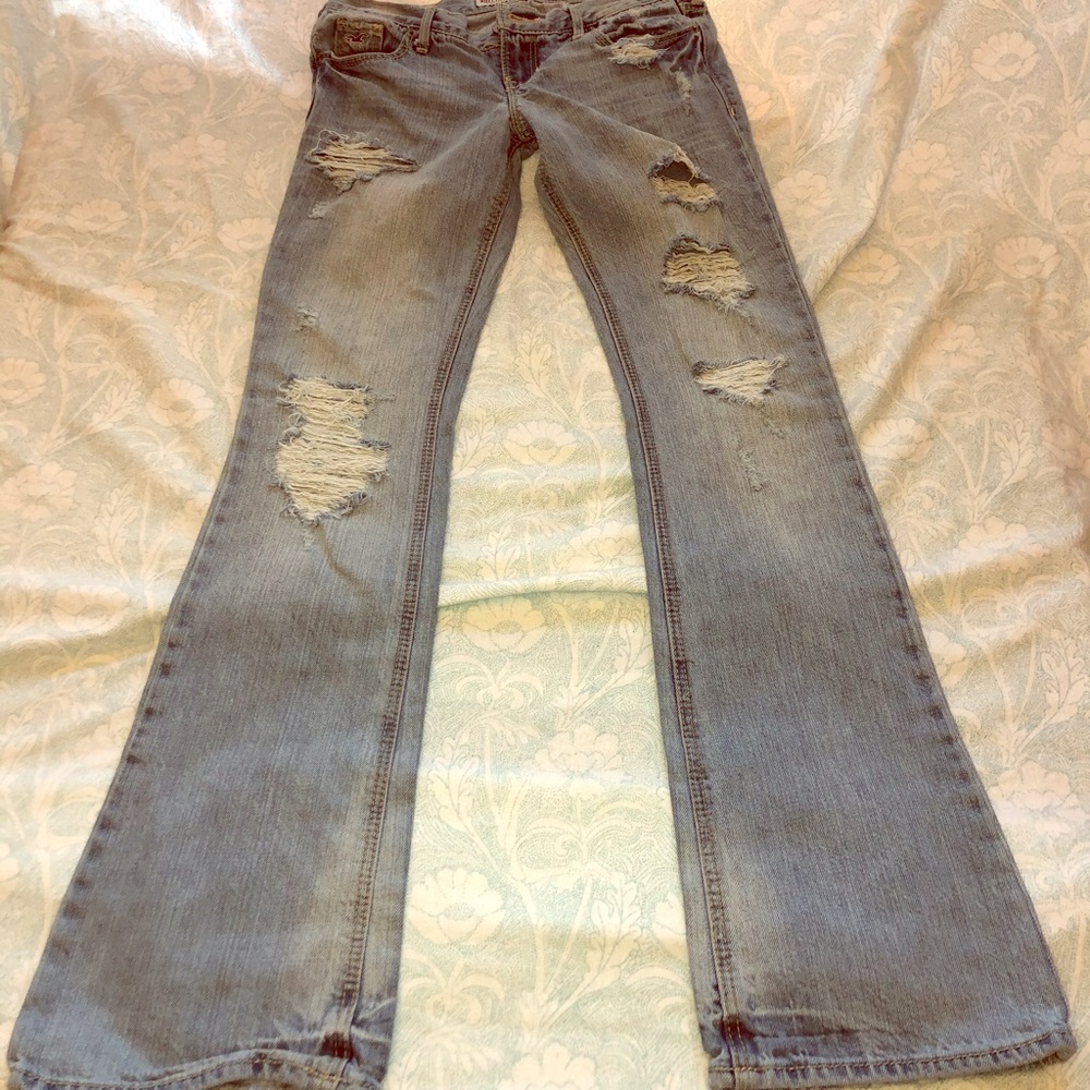 Hollister jeans, cute! Says 0, fits like 00. 🤩
